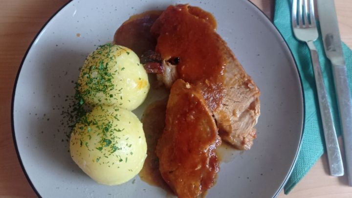 Anrichtet wird der Schweine-Schinkenbraten mit den Kl&ouml;&szlig;en und etwas von der So&szlig;e. Die M&ouml;hrenbeilage sowie die &uuml;brige So&szlig;e stellt man dazu.