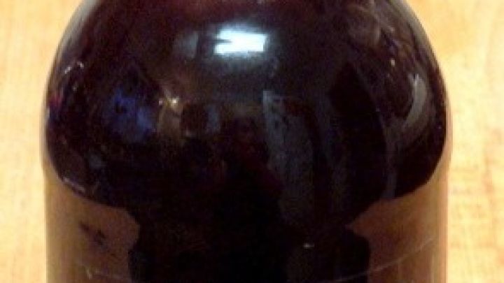 Selbstgemachter Cassis-Sirup