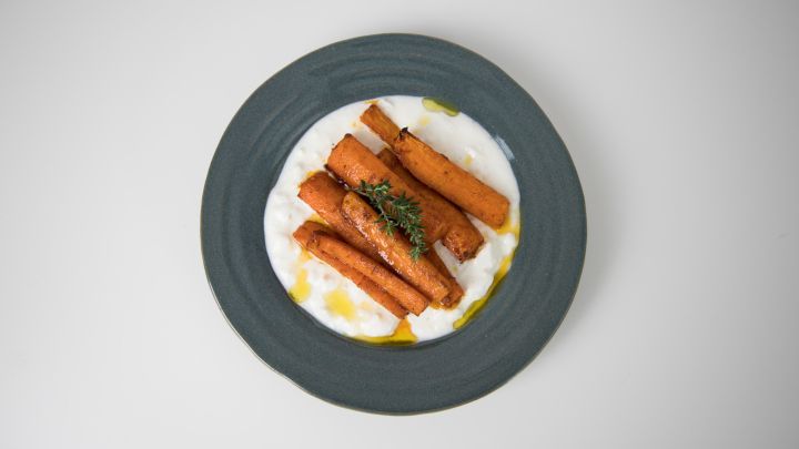 Ofen-Karotten mit leckerer Fetacreme und frischem Thymian &ndash; ein einfaches, aromatisches Gericht f&uuml;r jeden Tag.