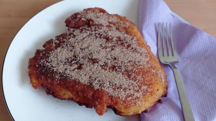 Leckere Apfel-Krapfen &ndash; bestreut werden sie vor dem Verzehr noch mit einer Zimt-Zucker-Mischung.