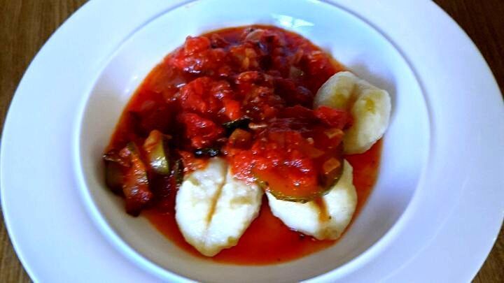 Gnocchi mit Zucchini und Tomatenso&szlig;e: So sieht das einfache Rezept aus dem Artikel auf dem Teller aus &ndash; ideal f&uuml;r ein schnelles Mittagessen.