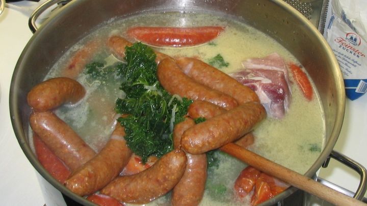 Gr&uuml;nkohl mit Pinkel und Hamburger s&uuml;&szlig;en Kartoffeln