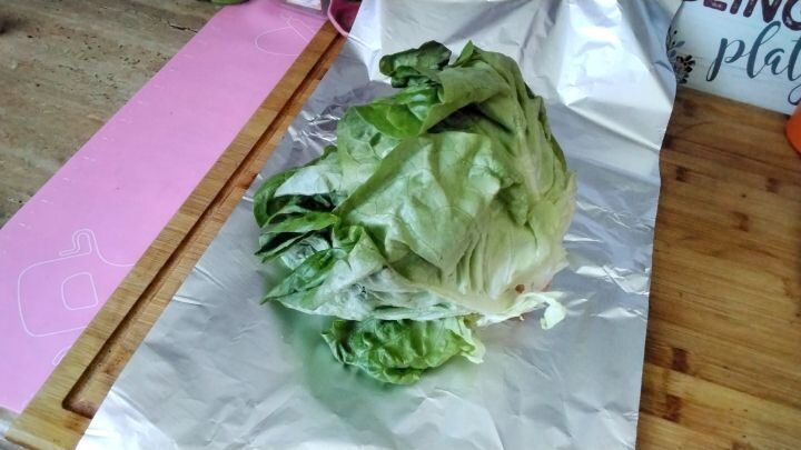 Mit diesen einfachen Tricks bleibt Kopfsalat im K&uuml;hlschrank l&auml;nger frisch.