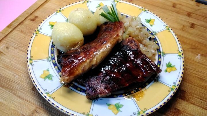 Saftige Schweinerippchen aus dem Backofen mit Kn&ouml;deln und Kraut: so gelingt Dir der herzhafte Klassiker aus dem Artikel Schritt f&uuml;r Schritt