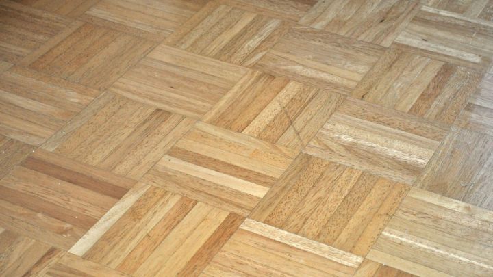 Holzfu&szlig;boden zeigt nat&uuml;rliche Holzmaserung im Schachbrettmuster, ohne sichtbare M&ouml;bel oder andere Gegenst&auml;nde.