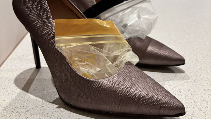 Zu enge Schuhe mithilfe von Gefrierbeuteln im Gefrierfach weiten.