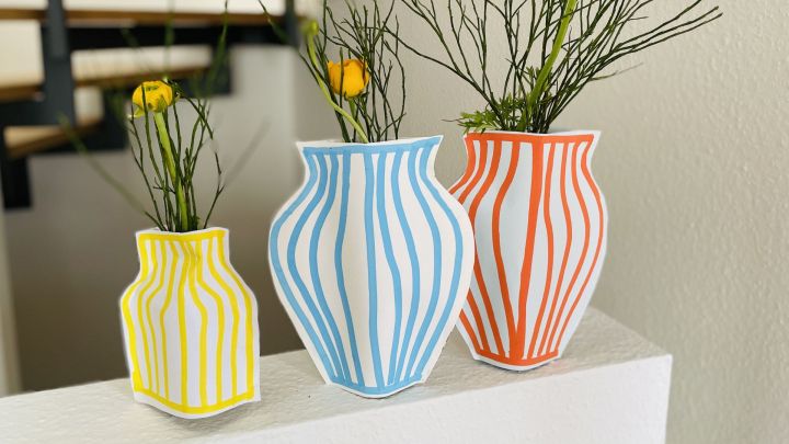 Vase aus Papier basteln &ndash; kreative DIY-Papiervasen mit Comic-Streifen als &Uuml;berzug f&uuml;r ein Wasserglas mit Blumen.