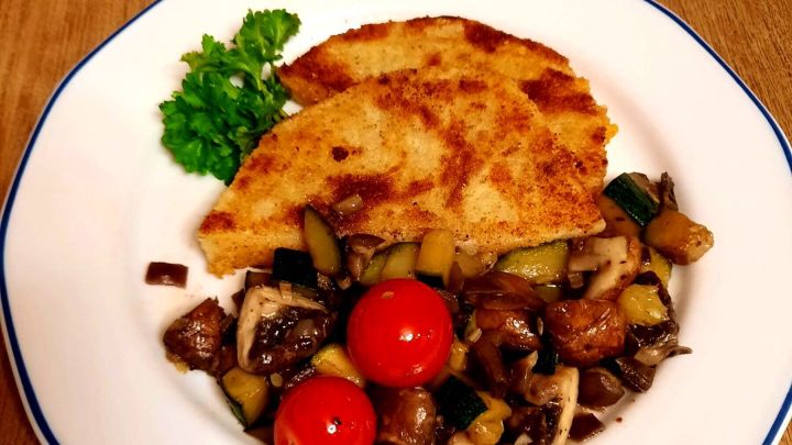 Dieses appetitliche Gericht aus Sellerieschnitzel und Ratatouille ist vegetarisch, gesund und schmeckt wirklich wunderbar.