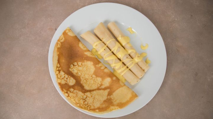 Schwarzwurzel-Rezept mit selbstgemachten Pfannkuchen und Sauce hollandaise.