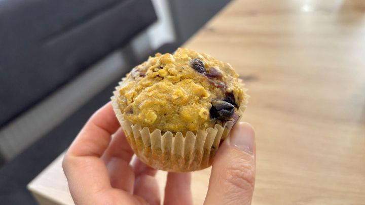 Statt der Blaubeeren kannst du f&uuml;r die Apfel-Muffins auch gerne Schokost&uuml;cke oder einfach noch mehr Datteln verwenden.