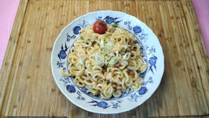Um einen Rest Gabelspaghetti zu verwerten, habe ich eine So&szlig;e nach Carbonara-Art zubereitet, nur ohne den K&auml;se.