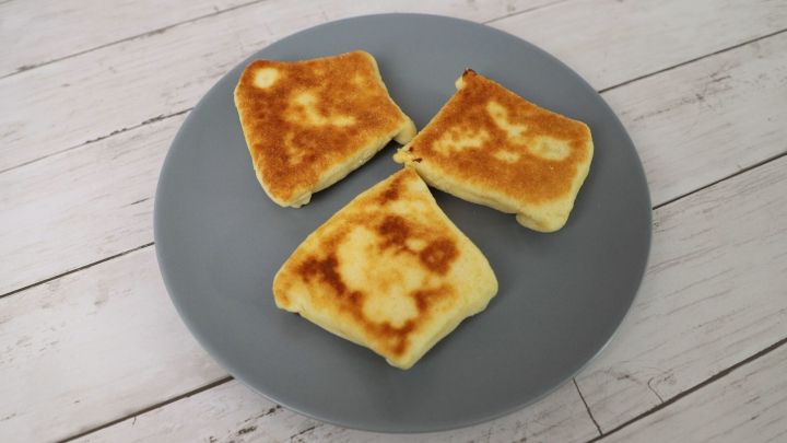 Plăcinte cu br&acirc;nză vom Balkan: goldbraun gebratene Teigtaschen, gef&uuml;llt mit Schafsk&auml;se und Ei &ndash; einfach gemacht & schnell satt.