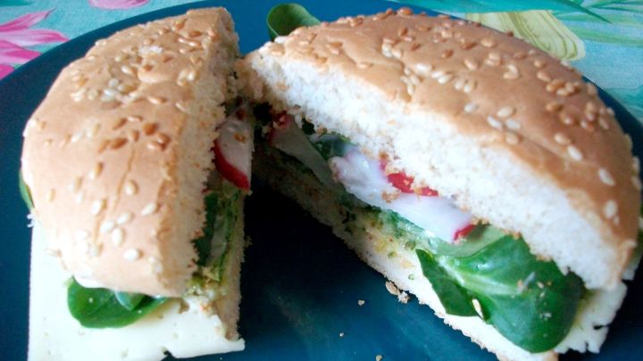 B&auml;rlauch-Burger mit K&auml;se: frisches Gr&uuml;n, Radieschen und Sesambr&ouml;tchen zeigen, wie vielseitig der B&auml;rlauch-Burger aus dem Rezept ist