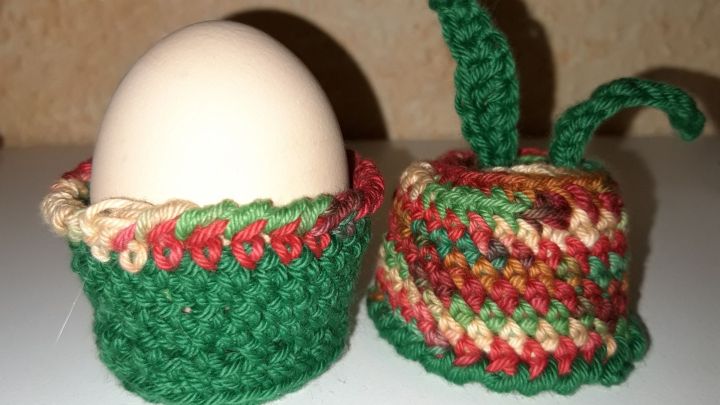 Osterdeko h&auml;keln: Hier siehst du den Eierbecher und den s&uuml;&szlig;en Eierw&auml;rmer mit Hasenohren, die aus demselben Garn geh&auml;kelt wurden.