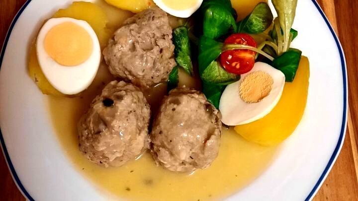 Kapernklopse mit Kartoffeln und Eiern in cremiger Kapernsauce &ndash; im Artikel siehst Du, wie dieses herzhafte Tellergericht gelingt