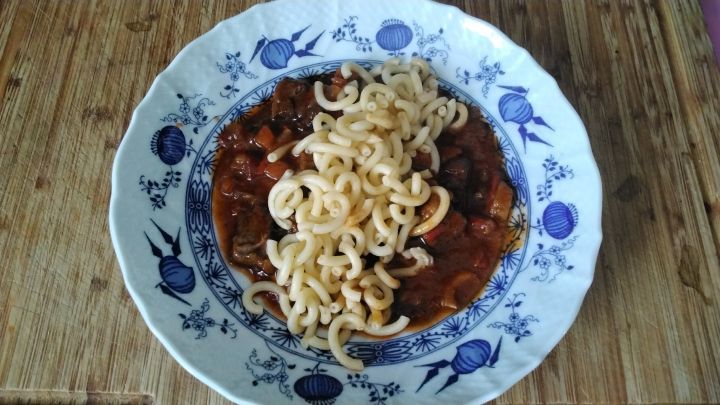Rinderragout mit Gem&uuml;se: ein gutes Essen mit Hochrippe, und die Fleischst&uuml;cke sind nicht so gro&szlig; wie bei einem Gulasch.
