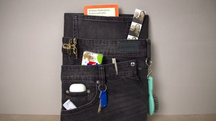 Alte Jeans ohne N&auml;hen zur praktischen Pinnwand umfunktionieren: So nutzt du Taschen und G&uuml;rtelschlaufen f&uuml;rs clevere Aufbewahren.