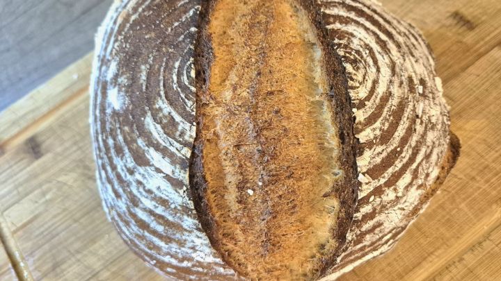 Dinkelbrot mit Mehl Type 630 auf einem Pizzastein im Backofen selbstgebacken.