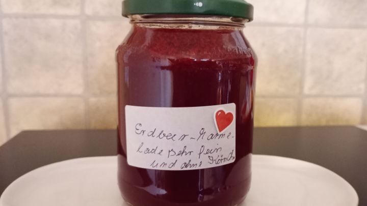 Erdbeermarmelade kochen: meine fertige Erdbeermarmelade gesiebt und ganz ohne K&ouml;rnchen in ein Marmeladenglas gef&uuml;llt.