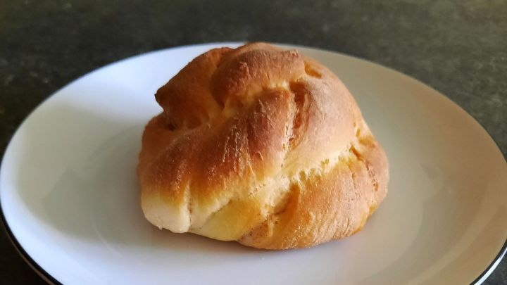 Schwedische Zimtschnecke: Der Hefeteig ist leicht und luftig und schmeckt angenehmn nach Zimt.