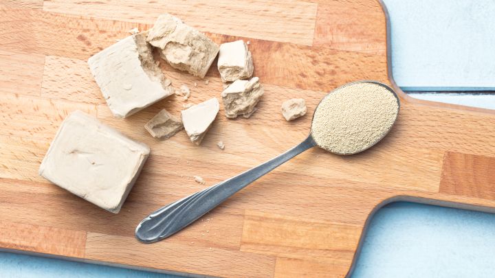 Frische Hefe kann durch Trockenhefe ersetzt werden und umgekehrt. Wie die Umrechnung funktioniert, erkl&auml;ren wir dir hier.