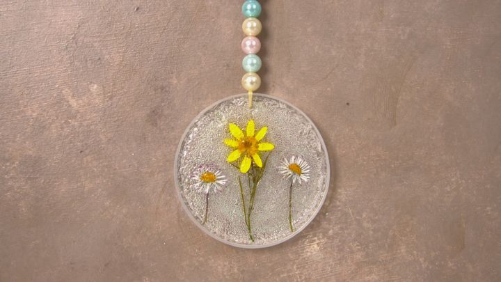 Sonnenf&auml;nger mit Kleber basteln: Diese einfache DIY-Anleitung eignet sich f&uuml;r Erwachsene, aber auch f&uuml;rs Basteln mit Kindern.