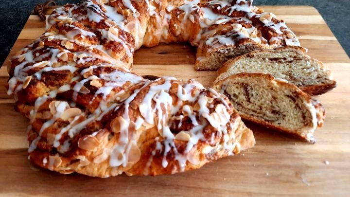 Osterkranz aus Hefeteig mit saftiger Nussf&uuml;llung und Zitronenzuckerguss &ndash; perfekt f&uuml;rs Festtagsfr&uuml;hst&uuml;ck