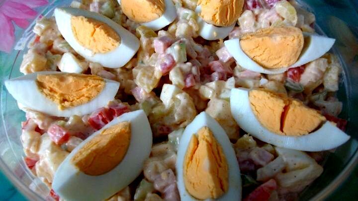 9-Tassen-Salat mit cremigem Dressing und buntem Gem&uuml;se, garniert mit Eiern &ndash; so passt der einfache Partysalat aus dem Rezept aufs Buffet