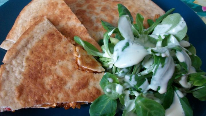 Djuvec Reis im Wrap mit Feldsalat: ein einfaches, aber sehr leckeres Gericht, das sowohl warm als auch kalt gut schmeckt.