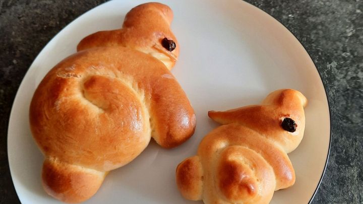 Mein erster Osterhase aus Quark&ouml;lteig mit Hasenkind pr&auml;sentiert sich hier auf dem Teller.