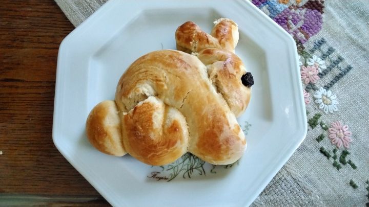 Sieht der Hefe-Osterhase nicht toll aus? Und er duftet herrlich nach Geb&auml;ck und Vanille. 