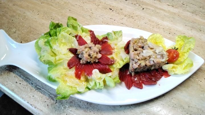 Matjes-H&auml;ckerle auf einem Rote-Bete-Carpaccio &ndash; herzhaft und schnell zubereitet.