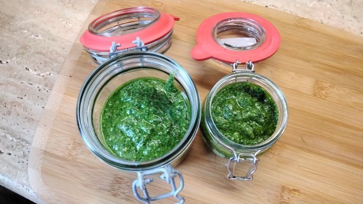 Selbstgemachtes B&auml;rlauch-Pekannuss-Pesto &ndash; ein willkommener zu Brot, Gegrilltem oder Pasta.