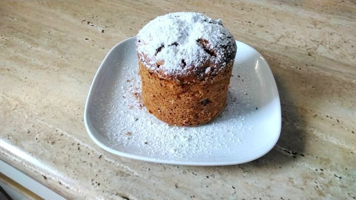 Leckerer kleiner Apfelkuchen im Weckglas gebacken.