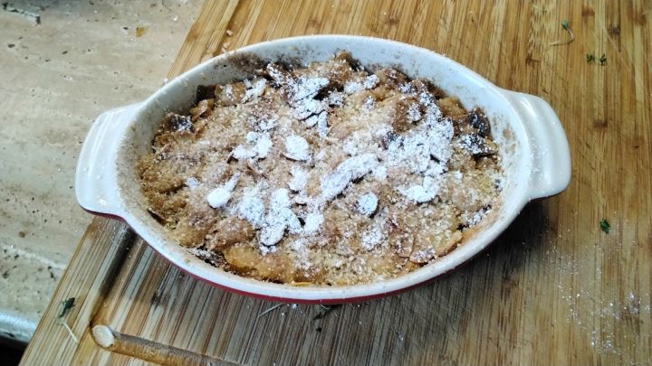 Apfel Crumble aus der Hei&szlig;luftfritteuse: knusprig, lecker und perfekt als Nachtisch f&uuml;r eine Person.