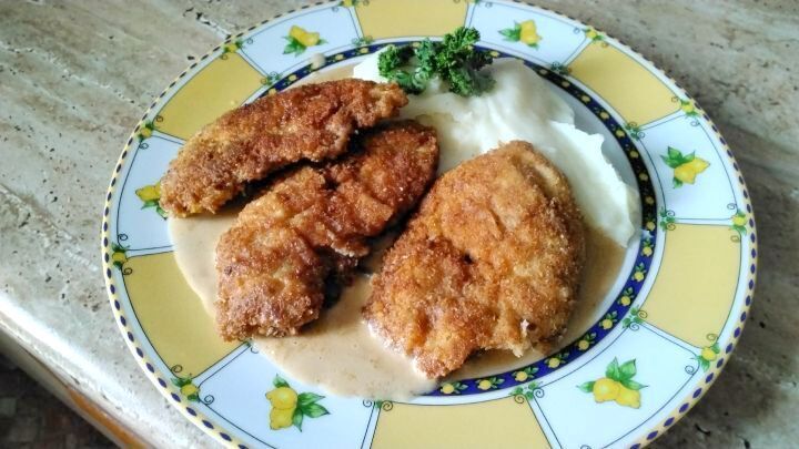 Aus der H&uuml;hnerbrust geschnittene Schnitzel, knusprig gebacken in Butterschmalz &ndash; dazu Kartoffelp&uuml;ree als Beilage.