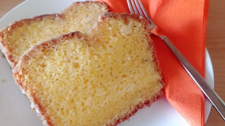 Die Scheiben vom feinduftenden und saftigen Eierlik&ouml;rkuchen mit &Ouml;l werden sicher allen sehr gut schmecken.