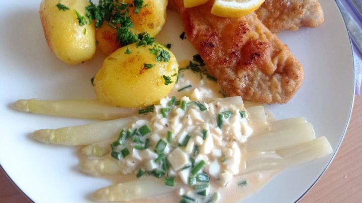 Spargel mit Bozner Sauce, dazu knuspriges Schnitzel und Kartoffeln.