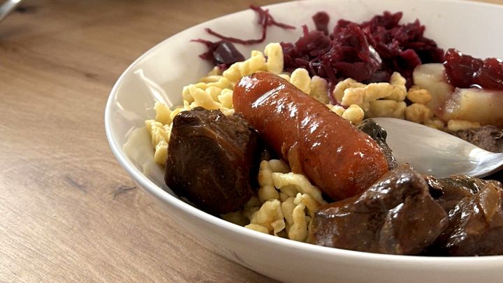 Rehgulasch mit Sp&auml;tzle, Rotkraut und Birne: herbstlicher Teller wie im Rezept, perfekt angerichtet f&uuml;r ein gem&uuml;tliches Essen zu zweit