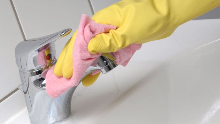 Putzmittel kannst du ganz einfach selber machen und dabei nicht nur Geld, sondern meist auch Plastik sparen.