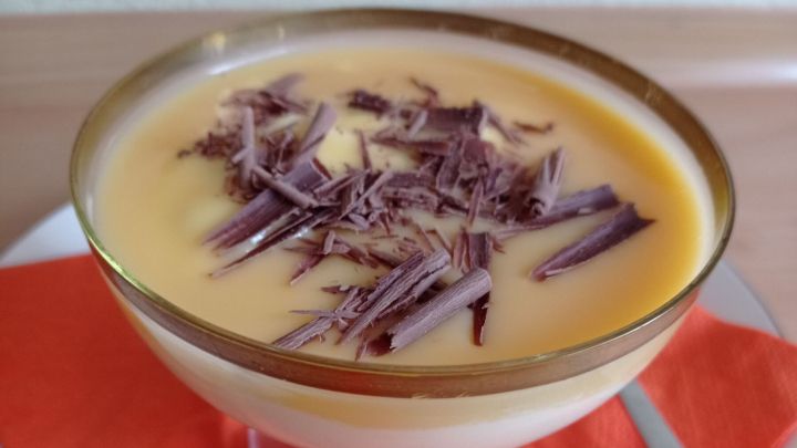 Eierlik&ouml;r-Dessert: Die Sahne wird unter die abgek&uuml;hlte Masse gehoben, in Dessertschalen gef&uuml;llt und f&uuml;r 2 Stunden k&uuml;hl gestellt, damit dieser leckere Nachtisch entsteht.