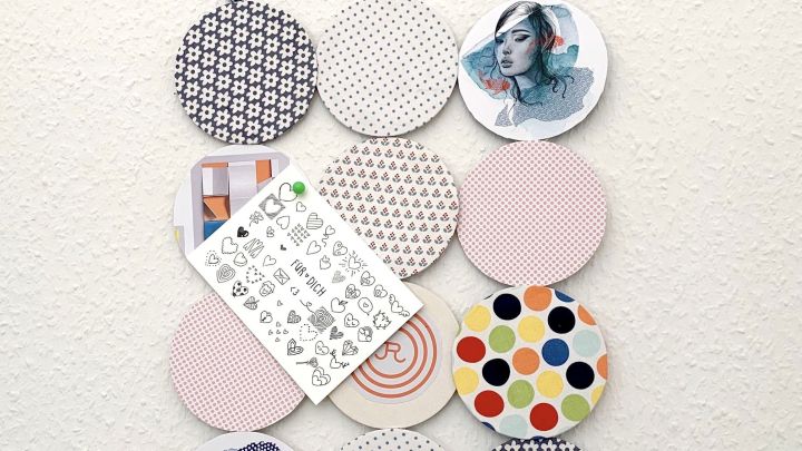 Aus Bierdeckeln und Stoff wird eine bunte, selbstgebastelte Pinnwand, an der Du Karten und Notizen dekorativ aufh&auml;ngen kannst.