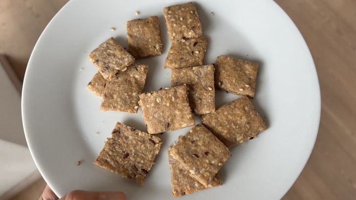 Die fertigen Sauerteig Cracker sind perfekt f&uuml;rs Snacken vor dem TV. Ich bereite mir meist noch einen Dip zu, damit ich sie eintauchen kann.