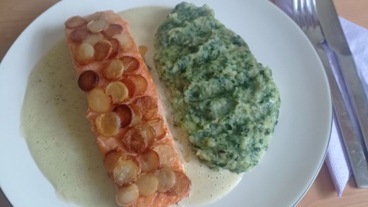 Fisch mit Kartoffelschuppen: knusprig und lecker, serviert mit Beurre blanc und Spinat-Kartoffelp&uuml;ree.