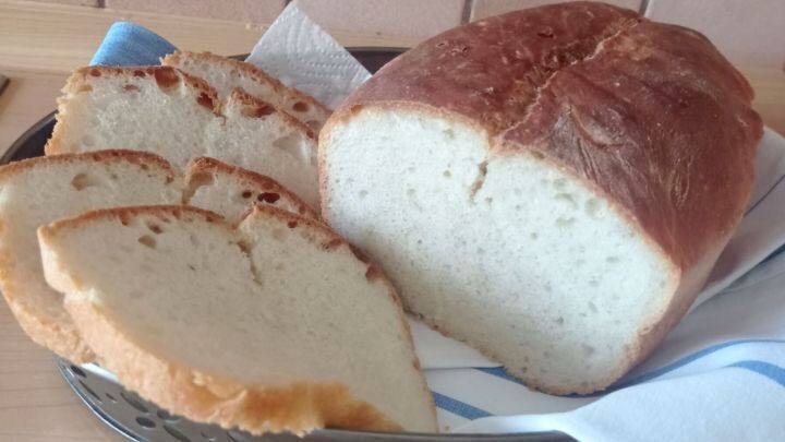 Selbstgemachtes Wei&szlig;brot nach klassischem Rezept mit Trockenhefe gebacken.
