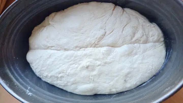 Der aufgegangene Wei&szlig;brot-Teig wird leicht gefaltet, in eine Form gelegt und kann noch einmal 30 Minuten aufgehen.