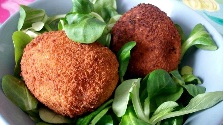 Knusprig panierte Eier auf frischem Feldsalat: So gelingt Dir das herzhafte Gericht aus dem Artikel Schritt f&uuml;r Schritt zuhause.