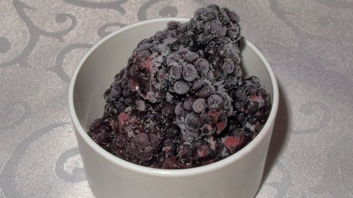 Gefrorene Fr&uuml;chte liegen in einer wei&szlig;en Schale und wirken erfrischend, bereit zum gesunden Genuss statt Speiseeis.