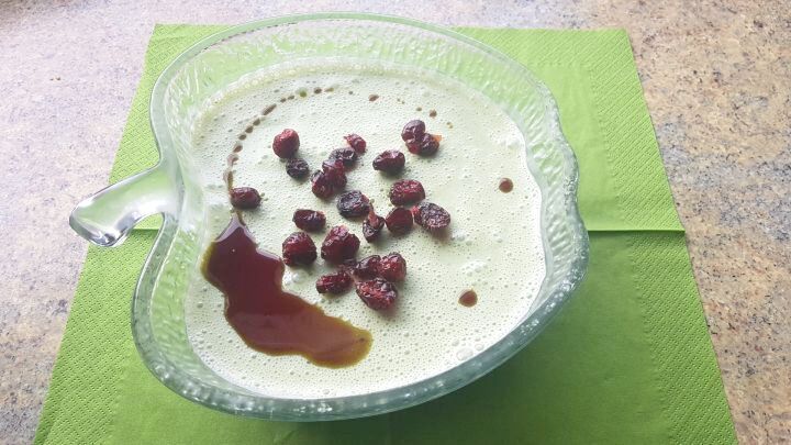 Saueramper liefert diesem etxtravaganten Dessert ein raffiniertes Kiwi-Aroma. K&uuml;rbiskern&ouml;l und Cranberries sind die Deko.
