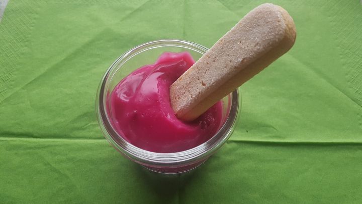 Zum fruchtigen Himbeerpudding passt fluffiger L&ouml;ffelbiskuit oder aber auch Schokoraspeln.